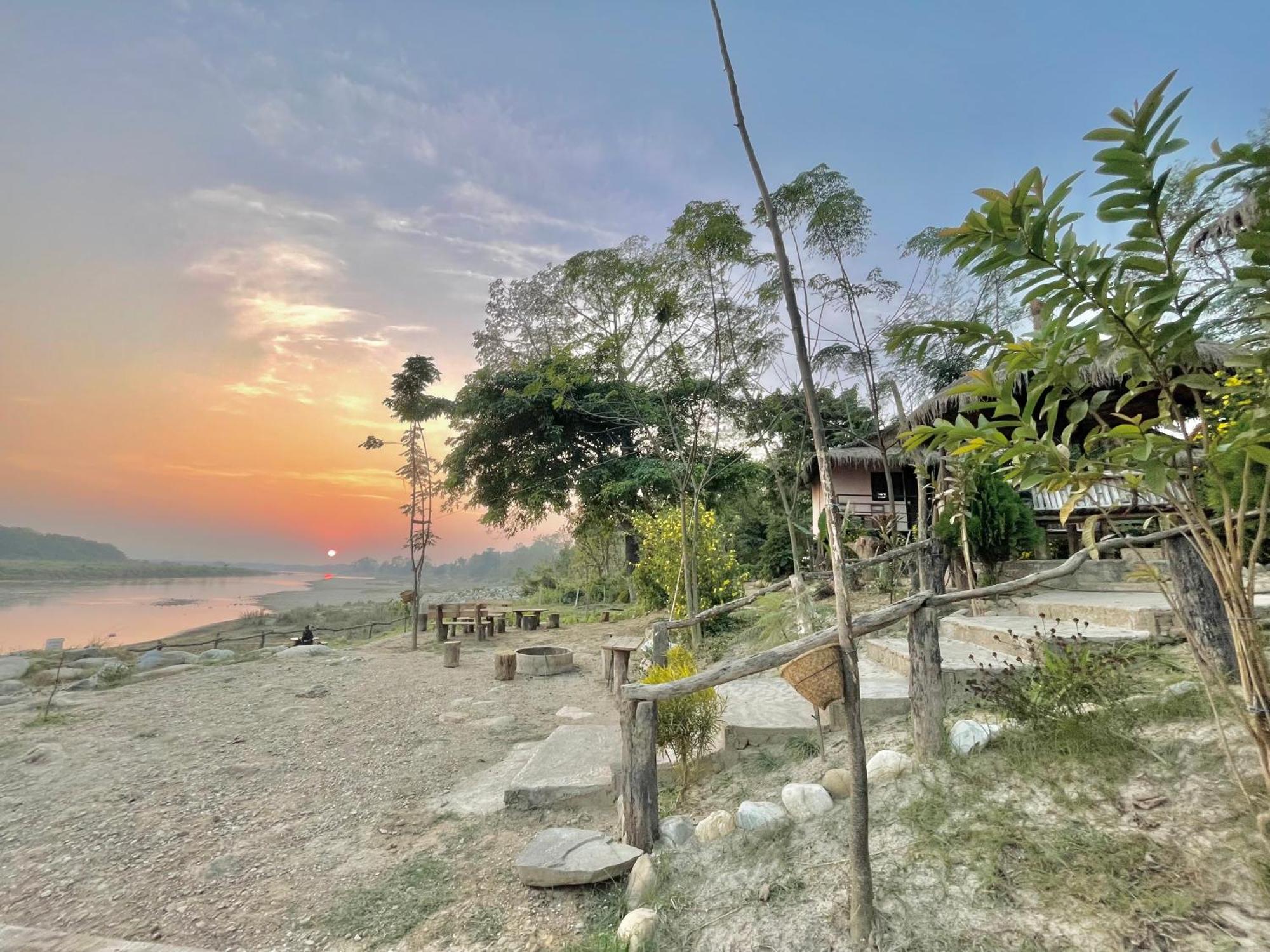 Bamby Chilling House - Feel The Nature Sauraha Exterior photo