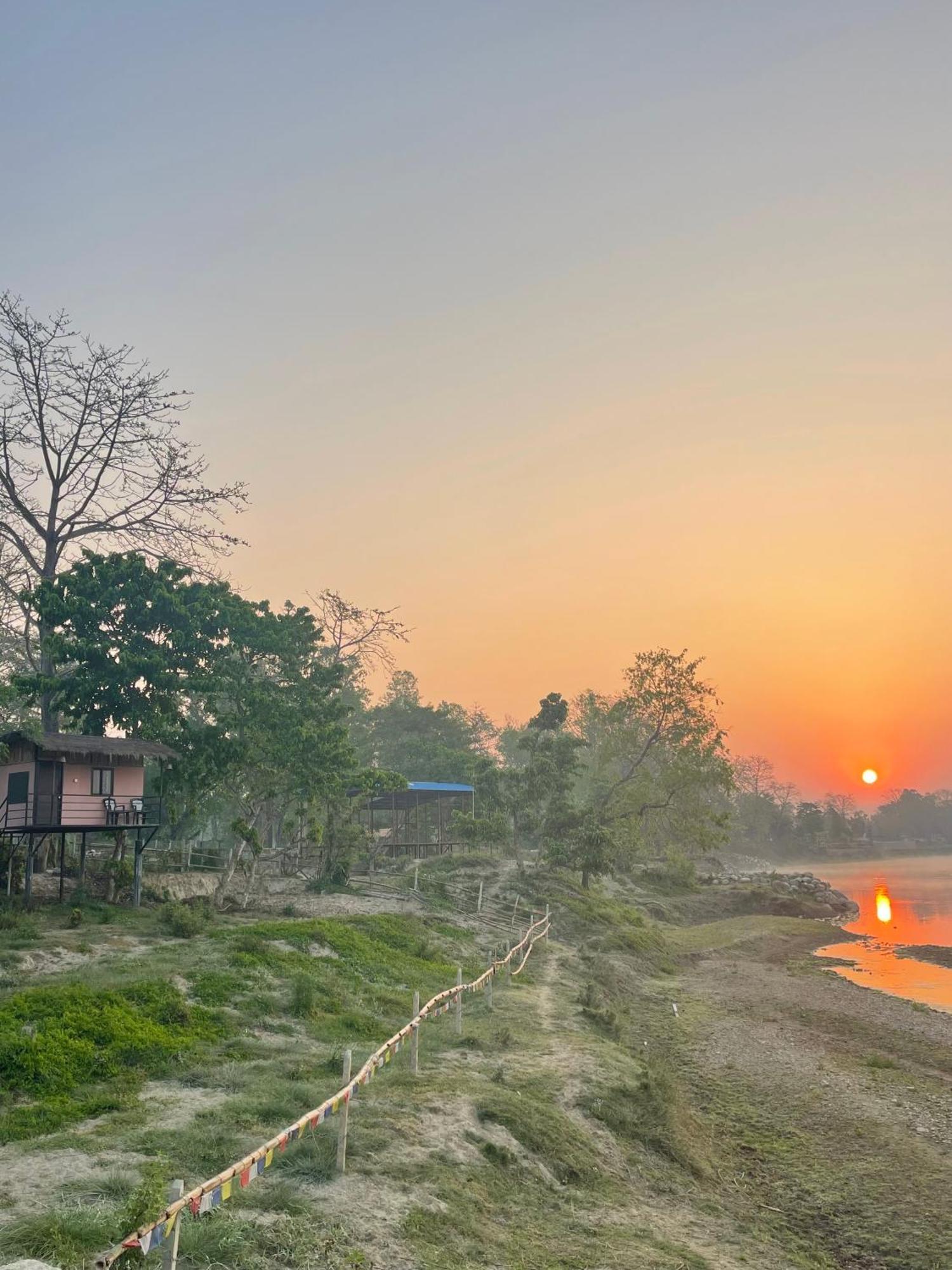 Bamby Chilling House - Feel The Nature Sauraha Exterior photo